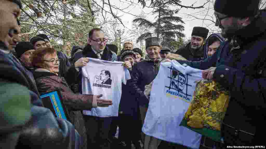Крымские татары поздравили адвоката Николая Полозова с Днем рождения, 6 декабря 2016 года