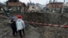 Діти біля вирви, яка утворилася внаслідок російського обстрілу Львівщини, листопад 2022 року 