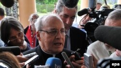 კარდინალი ხაიმე ორტეგა მედიის შეკითხვებს უპასუხებს.
