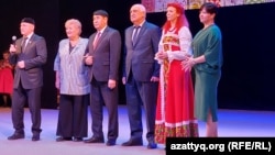 Приветственное слово организаторов концерта к Дню народного единства России. Слева — заместитель председателя подразделения Ассамблеи народа Казахстана по Западно-Казахстанской области Данильбек Саратов. Второй справа — вице-консул России Хаджимурат Атмурзаев. Уральск, 3 ноября 2022 года