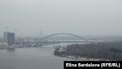 Для великовантажного транспорту Подільський мостовий перехід поки залишиться закритим.