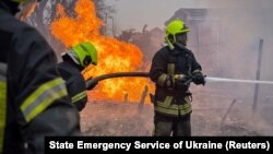 Пожежні працюють на місці російського ракетного удару, Одеса, Україна, 15 березня 2024 року, фото ілюстративне