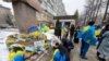 Річниця повномасштабного вторгнення Росії: в Алмати люди несли квіти до пам’ятника Шевченку, співали українських пісень