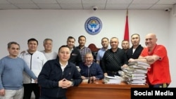 Кемпир-Абад иши боюнча айыпталгандардын бир бөлүгү. Булардын көбү камакта, айрымдары жана сүрөттө жок башка саясатчы-активисттер үй-камагында.