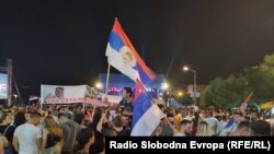 Građani nose zastave Republike Srpske i Srbije, 16. juli 2023.