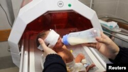 Газа тилкесинин түндүгүндөгү Аш-Шифа ооруканасынан эвакуацияланган ымыркай. 19-ноябрь, 2023-жыл. 