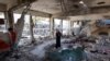 Palestinka stoji usred uništene učionice u školi koju vodi Agencija Ujedinjenih nacija za palestinske izbeglice (UNRWA) pogođene u napadu izraelske vojske dan ranije, u kampu Nuseirat u centralnom pojasu Gaze. 7. juna 2024.