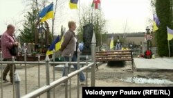 Людмила разом із чоловіком Юрієм на кладовищі, де похований Станіслав