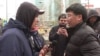Нефтяник из Жанаозена (слева) и представитель «КазМунайГаза» ведут диалог касательно протоколов с переговоров. 14 апреля 2023 года