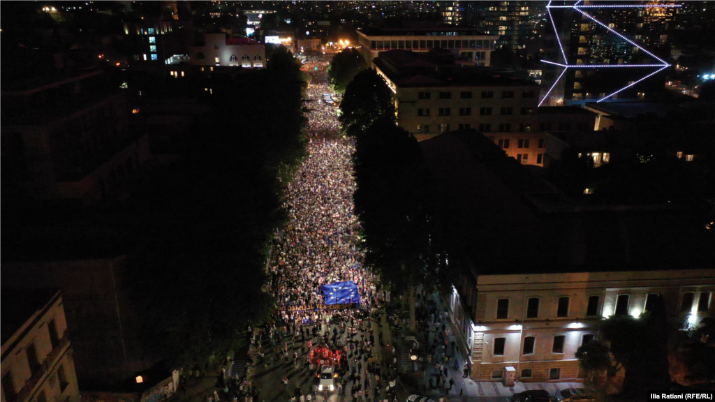 Десятки тисяч людей заполонили центр Тбілісі. Вони мітингували до пізньої ночі з 28 на 29 квітня, вимагаючи від уряду відкликати скандальний законопроєкт про &laquo;іноземних агентів&raquo;. (скрін з відео)