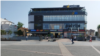 Prijedor je grad u RS-u u kome su tokom rata 90-ih godina srpske snage počinile brojne zločine nad Bošnjacima i Hrvatima. Na fotografiji obeležavanje Dana bijelih traka. Na glavnom gradskom trgu položene su ruže sa imenima 102 ubijene dece koja još nemaju podignut spomenik 
