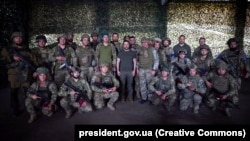Президент України Володимир Зеленський під час поїздки на Донеччину відвідав передові позиції ЗСУ на Бердянському напрямку, 26 червня 2023 року 