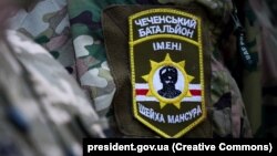 Ичкерин Шейх Мансуран цIарахчу батальонан шевронаш, гайтаман сурт