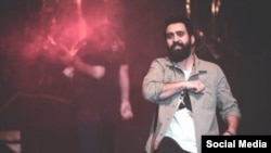 مهدی یراحی، ترانه‌سرا و خواننده معترض