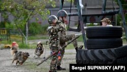 Ілюстрацыйнае фота. Украінскія дзеці гуляюць у вайну. 11 траўня, вёска Стаянка Кіеўскай вобласьці (была акупаваныя расейскімі войскамі на пачатку расейскага ўварваньня ва Ўкраіну)