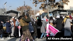 اعتراضات زنان در کابل که از سوی افراد مسلح طالبان به خشونت کشانیده شد. عکس از آرشیف 