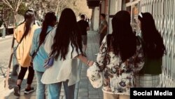 Ranije ovog mjeseca, iranske vlasti su pojačale pritisak na komercijalne i rekreativne objekte, zatvorivši desetine kafića, restorana i drugih preduzeća zbog navodnog propusta u primjeni zakona o maramama u svojim prostorijama.