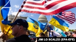 Люди на акції біля Капітолію США після того, як Палата представників проголосувала за допомогу Україні, а також Ізраїлю та Тайваню. Вашингтон, 20 квітня 2024 року