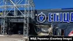 Раніше сьогодні армія РФ обстріляла гіпермаркет у Херсоні: 3 людини загинули і 5 були поранені