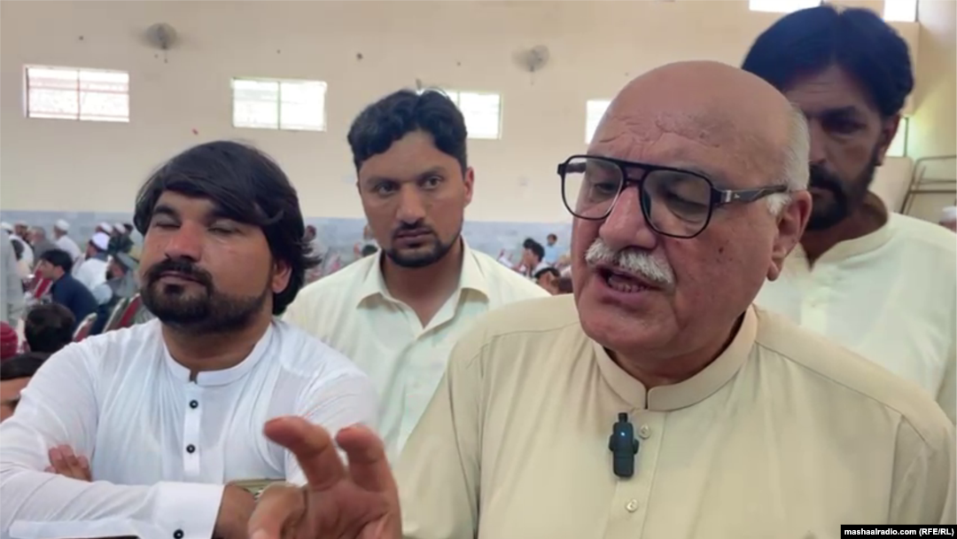د عوامي نیشنل ګوند د خيبر پښتونخوا مشر میا افتخار حسین له خبريالانو سره خبرې کوي ـ انځور له ارشيفه