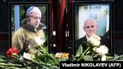 Портрети Євгена Пригожина (л) і Дмитра Уткіна на стихійному меморіалі у Новосибірську (фото ілюстративне)