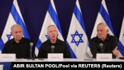 Израилдин аскердик кабинетинин үч мүчөсү: премьер-министри Биньямин Нетаньяху, коргоо министри Йоав Галлант жана мурдагы коргоо министри Бенни Ганц.