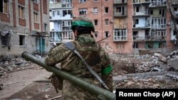 Украиналык аскер Бахмут шаарындагы кармаш маалында. 15-март, 2023-жыл