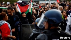 Francuski žandarmi okružili su demonstrante koji su držali palestinske zastave tokom neovlaštenih demonstracija podrške Palestincima u Parizu, u sklopu sukoba između Izraela i palestinske militantne grupe Hamas, Francuska, 12. oktobra 2023.
