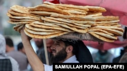 افغانستان یکی از فقیرترین کشورهای دنیا است و شهروندان این کشور درآمد پائینی دارند.