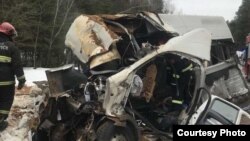 Вынікі лабавога сутыкненьня самазвалу з маршруткай Смалявічы — Менск у лютым 2023-га. Архіўнае фота