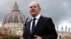 Njemački kancelar Olaf Scholz govori na konferenciji za novinare, nakon sastanka s papom Franjom u Vatikanu, u Rimu, Italija, 2. marta 2024. 
