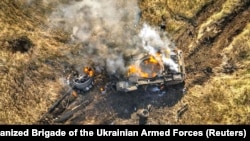 Знищений російський танк біля міста Вугледар на Донеччині. Світлину оприлюднила 5 листопада пресслужба 72-ї окремої механізованої бригади ЗСУ імені Чорних Запорожців