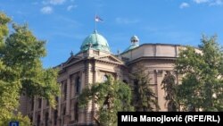 Predlog zakona o dopunama Zakona o visokom obrazovanju Vlada Srbije uputila je Skupštini 8. novembra 2024. bez javne rasprave.