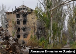 Будинок, пошкоджений російськими обстрілами в тимчасово окупованому Маріуполі. Україна, 9 листопада 2022 року