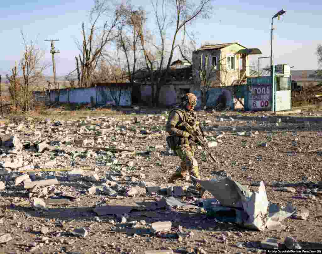 Український солдат 10 листопада іде по ушкодженій бойовими діями вулиці звільненого міста.&nbsp;Снігурівка розташована лише за 55 кілометрів на північ від Херсону. 11 листопада Головне управління розвідки Міністерства оборони України повідомило про те, що Херсон повертається під контроль української армії, до міста заходять частини ЗСУ