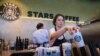 Ovo je prodavnica Stars Coffee u centralnoj moskovskoj ulici Arbat. Lanac kafića nalik Starbucksu otvoren je 18. avgusta.