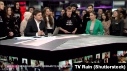 "Дождь" телеканалынын жамааты түз эфирде ишин токтотконун жарыялап жаткан учуру. 3-март, 2022-жыл.