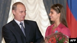 Путин Алина Кабаевага чәчәкләр бүләк итә