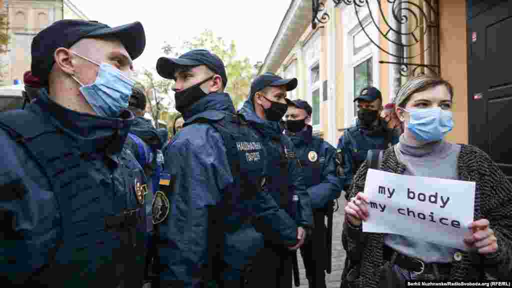Напис в учасниці протесту: «Моє тіло – мій вибір»