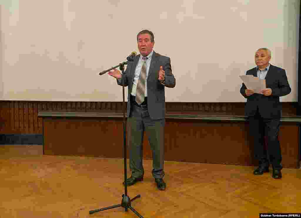 "Ушундай мыкты тасманы тартып, жолчулардын көйгөйүн коомчулукка алып чыккан журналисттерге рахмат. Бул тасманы биз өз мекемебизде да көрсөтөбүз жана жолдо иштеген кызматкерлерибиздин иштөө шартын жакшыртууга, чечилбей келген көйгөйлөрүн чечип, айлык акысын жогорулатууга аракет кылабыз", - деди Транспорт жана коммуникациялар министрлигинин басма сөз кызматынын башчысы Кылычбек Досумбетов.