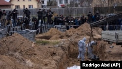 Эксгумация останков из общей могилы в Буче 