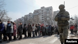Mariupolda Rusiya əsgəri, 23 mart, 2022-ci il