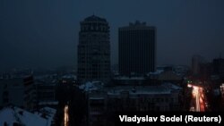 «ДТЕК» додає, що робить «все можливе», аби забезпечити кожному клієнту наявність світла на дві-три години двічі на добу