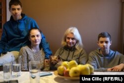 Lilia Čebotarova sa sinovima Timofijem i Nikitom i sestrom Tatianom u stanu u Varšavi u koju su izbjegli iz Harkiva. 10. april 2022.