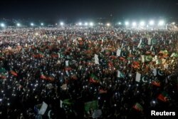 عمران خان د اوسني حکومت خلاف د احتجاجونو لړۍ پیل کړې ده.