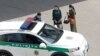 Polisiýa işgäri we türkmen zenanlary (Illýustrasiýa suraty)