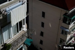 Igračka na prozoru stambene zgrade tokom strogih restriktivnih mjera u Šangaju uvedenih kako bi se smanjilo širenje omikron soja, 4. april 2022.