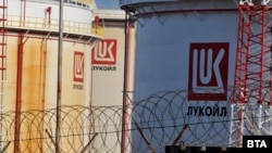 Україна запровадила санкції проти російської компанії «Лукойл» ще 2018 року, а цього року посилила їх, припинивши транзит її нафти до Угорщини і Словаччини, зокрема.