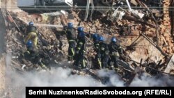 Розбір завалів триває