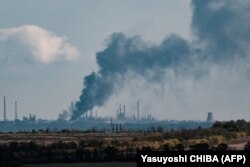 Чорний дим здіймається над Слов'янською ТЕЦ після обістрілу, 13 жовтня 2022р